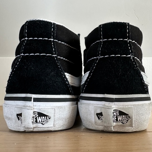 Vans Kids Sk8-Mid Reissue V Shoe in Black Suede Leather - Picture 5 of 10